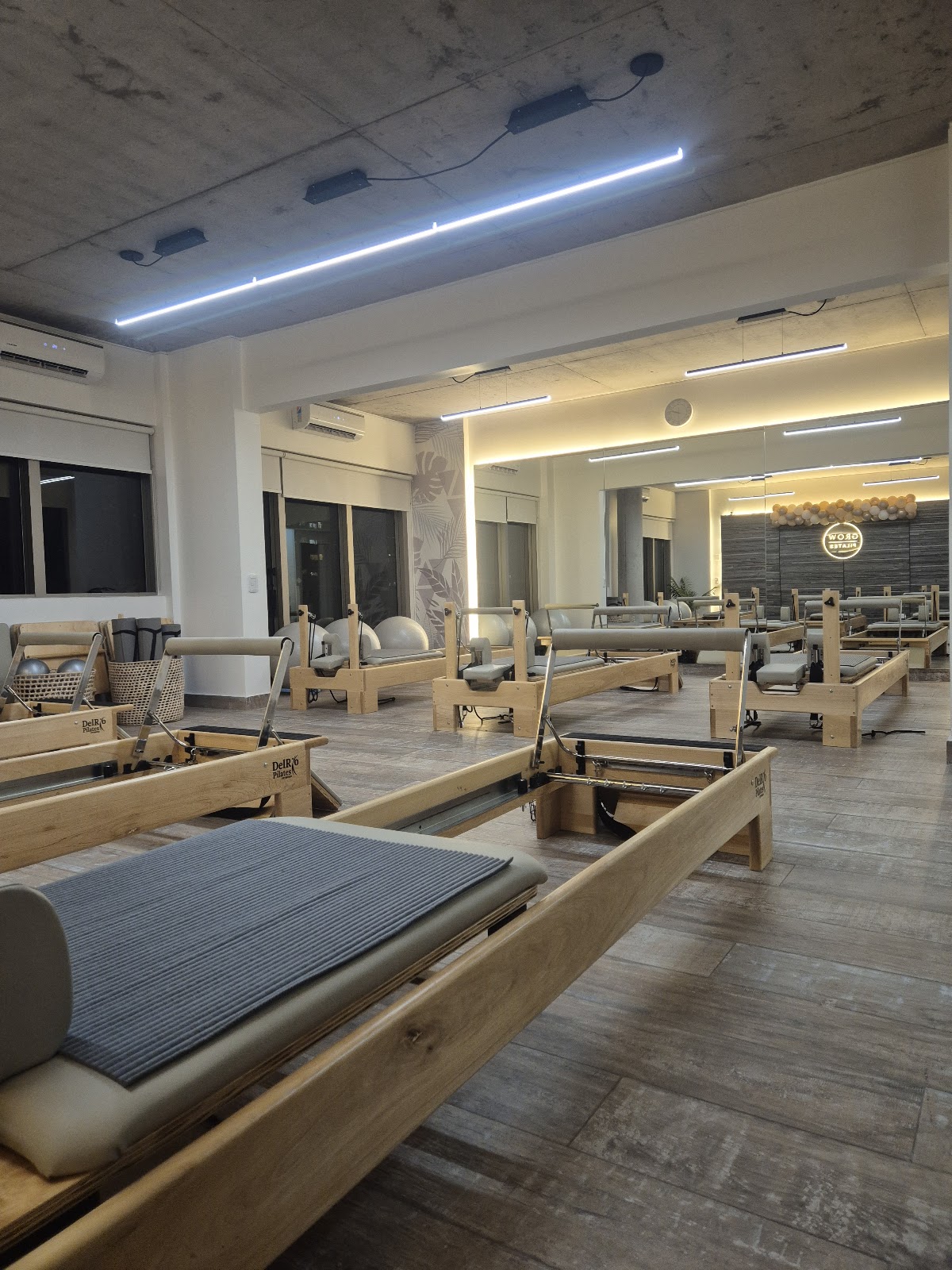 Detalle de máquinas reformer de madera noble y resortes calibrados